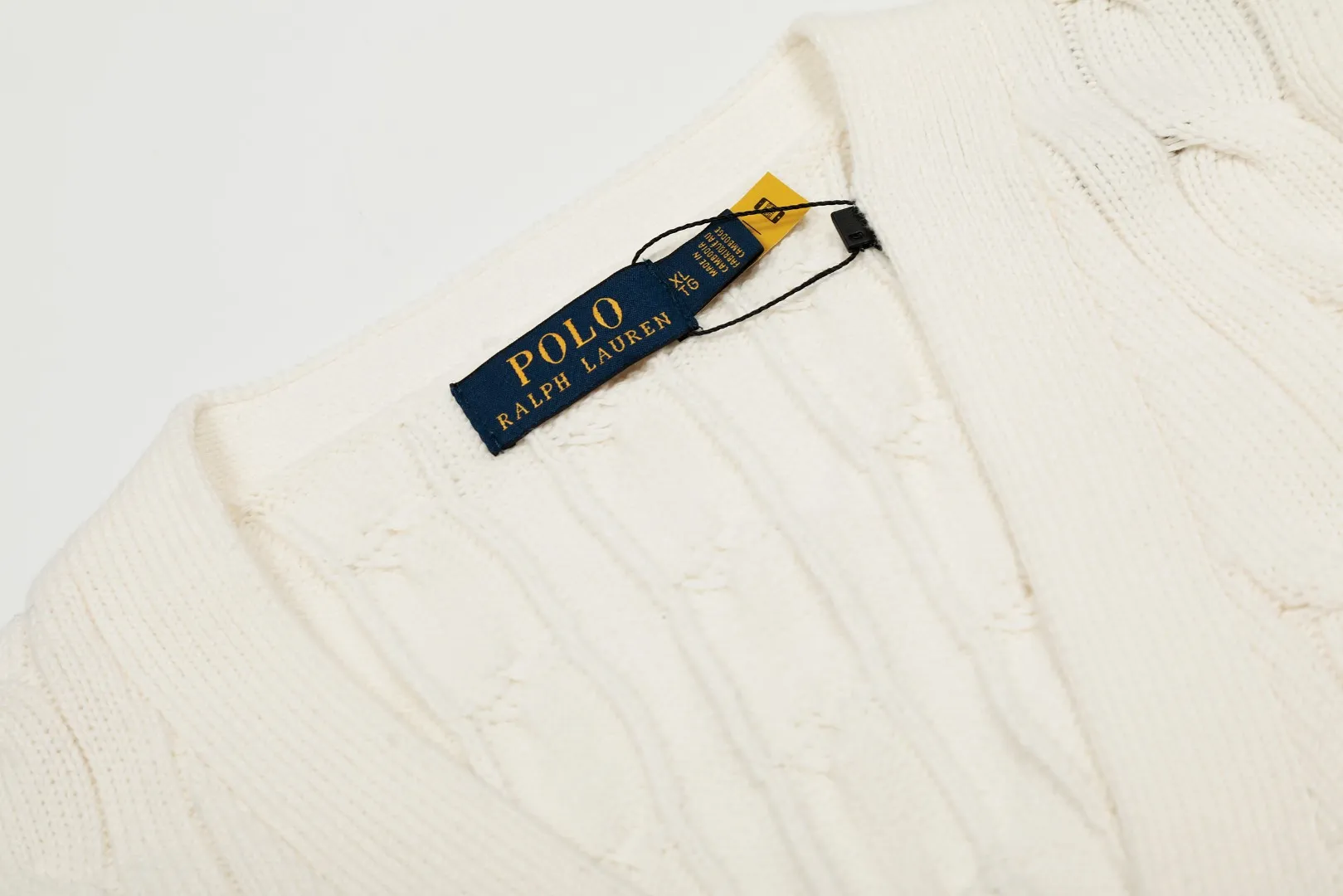 P250 Top quality" Style number: DS113# (not off the shelves all year round) [Ralph Lauren large V-neck solid color pony embroidered logo twist knitted cardigan] ✅Ralph Lauren classic basic versatile goddess style large V-neck knitted cardigan jacket ✅Main supply platform live broadcast Wholesale entities Replenish when out of stock Not off the shelves ✅ZP quality 1:1 version Scan the code to enter the GF website Counter quality ✅Detailed quality is the only one in Guangzhou Imported quality cotton yarn, focusing on high-end, cost-effective, good quality needless to say ✅The version is restored to the original order, the maximum size can be worn up to 160 pounds, loose, comfortable and stress-free ✅The upper body is simple and easy to match, ootd must-have style, good-looking clothes are never picky, a must-have in the goddess' wardrobe. Size: S-XL Color: Black White Gray Light Blue Khaki Pink Yellow Chinese Red Navy Blue White Label Navy Blue Red Label